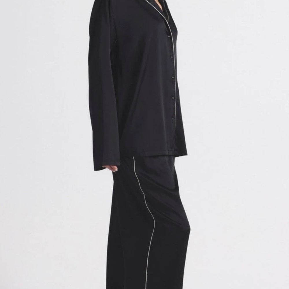 BNWT SKIMS Silk Long Sleeve Pajama Set Size S in Onyx - Picture 2 of 3